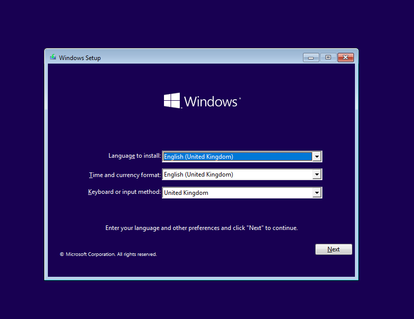 Windows 11 diegimo ekranas su kalbos, laiko ir klaviatūros pasirinkimo langais.