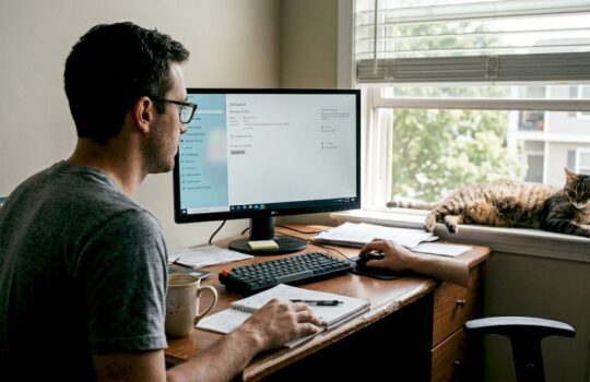 Person activating Windows 10 in home office